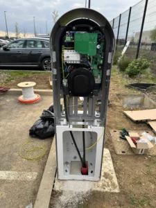 Borne de recharge ouverte lors du raccordement de son électronique