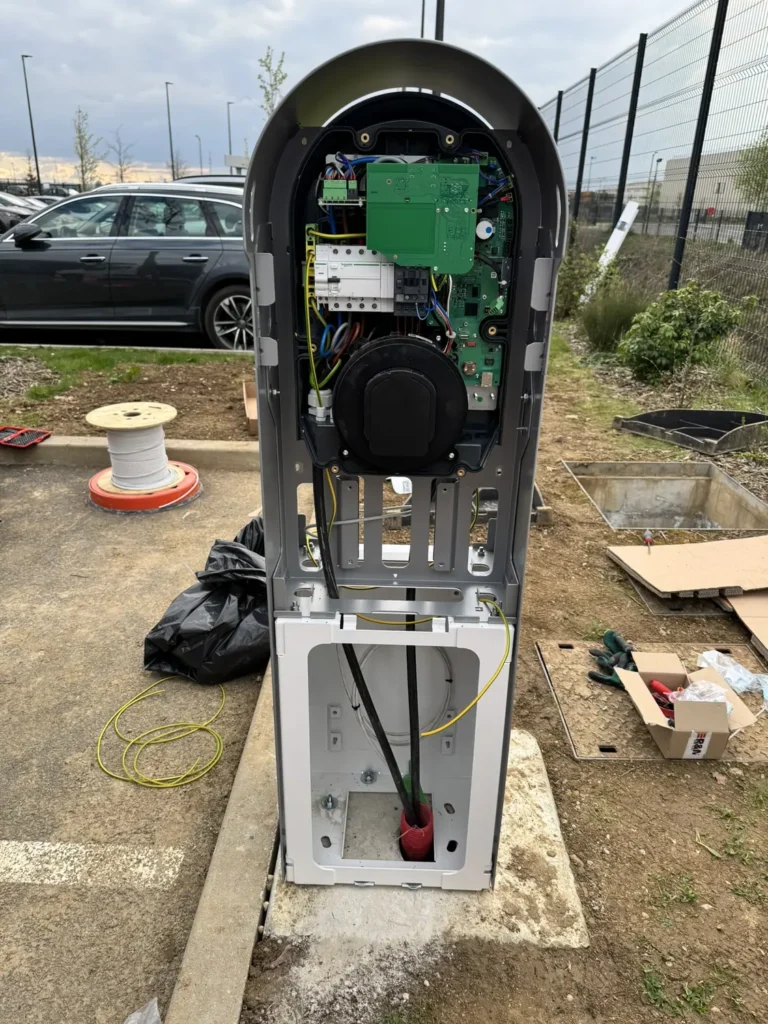 Borne de recharge ouverte lors du raccordement de son électronique