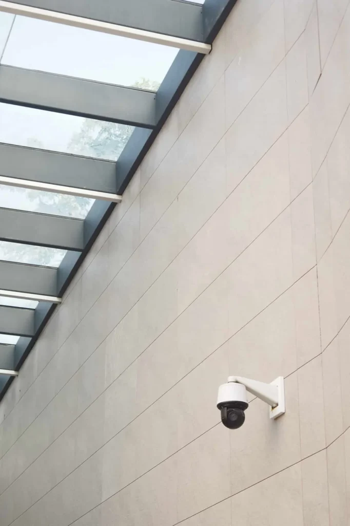 Caméra de surveillance murale installée en extérieur