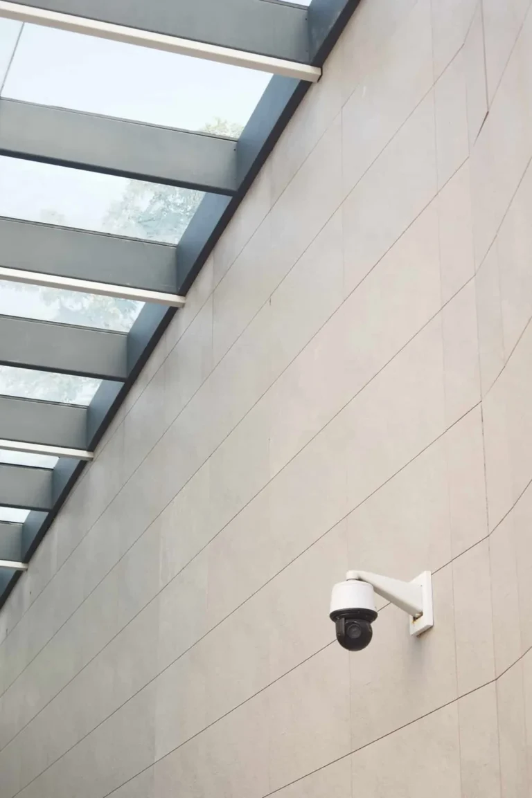 Caméra de surveillance murale installée en extérieur
