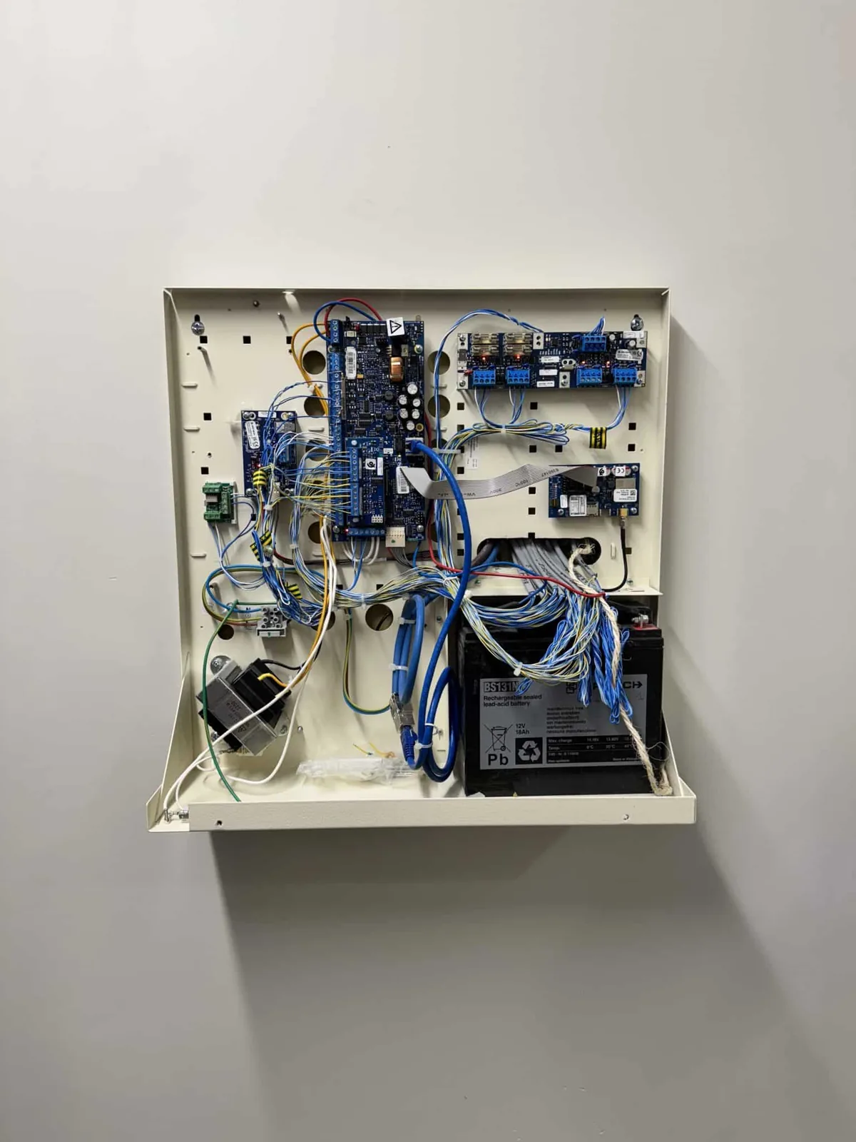 Centrale d'alarme intrusion Aritech câblée avec sa batterie de secours