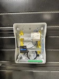 Coffret de contrôle d'accès avec alimentation et module de communication sur rail DIN