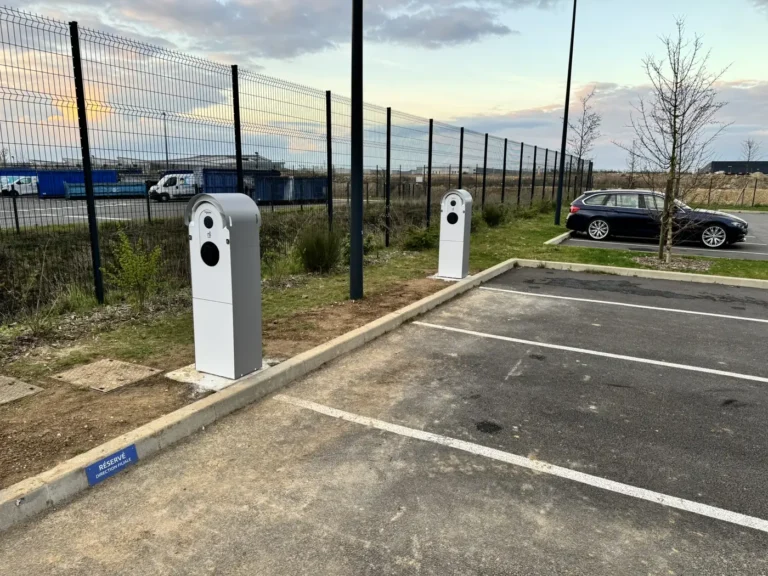 Deux bornes de recharge sur les places réservées d'un parking d'entreprise