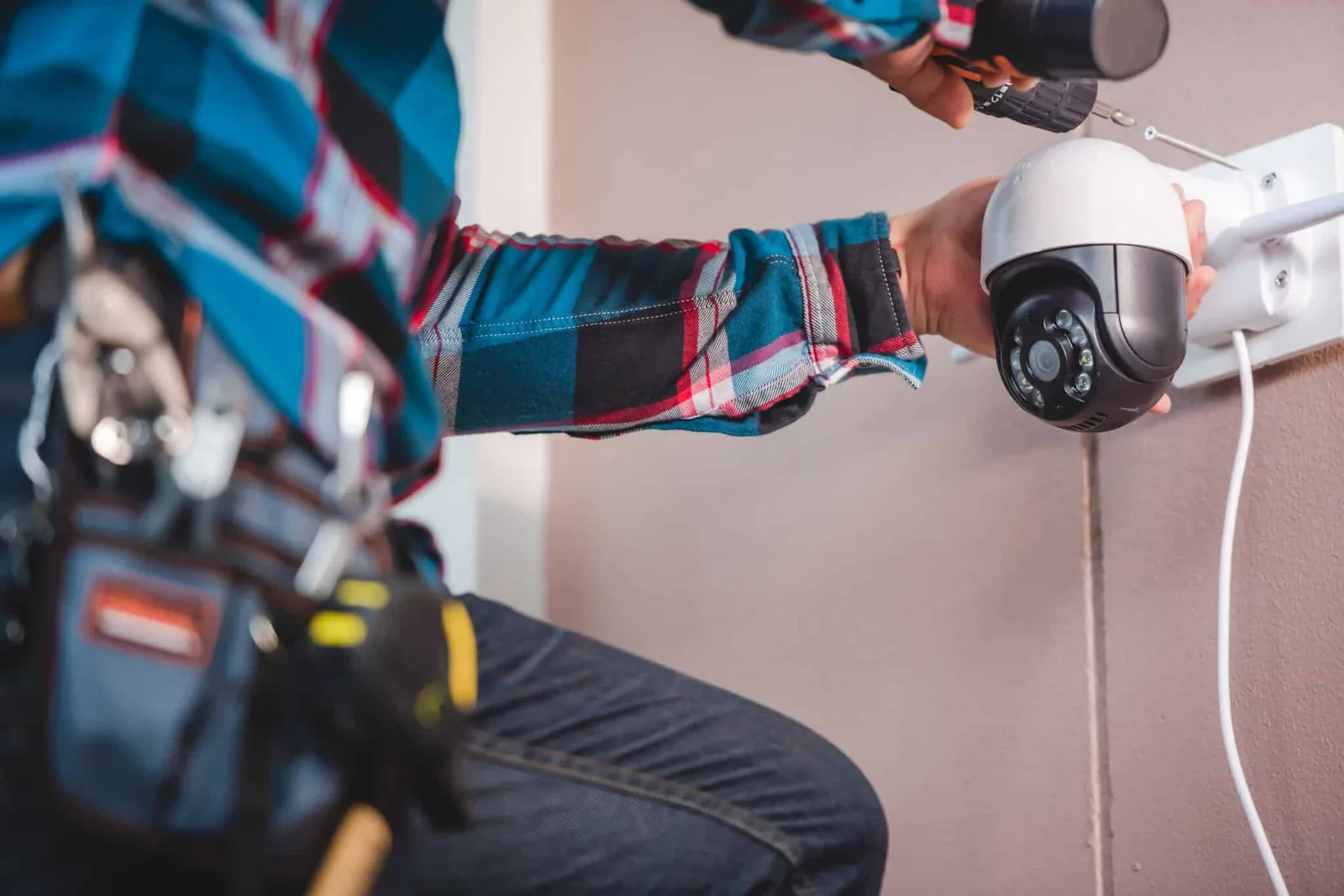 Techniciens installant une caméra IP de vidéosurveillance