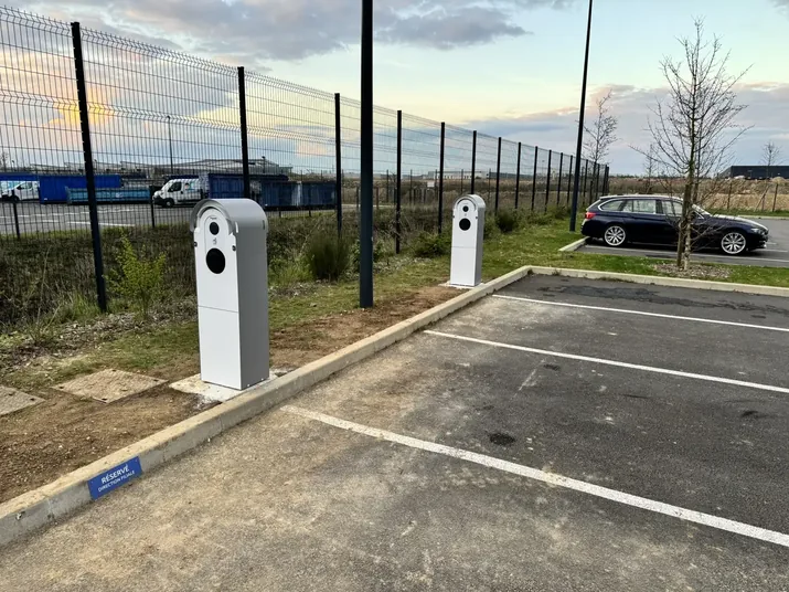 Deux bornes de recharge installées sur les places réservées d'un parking d'entreprise